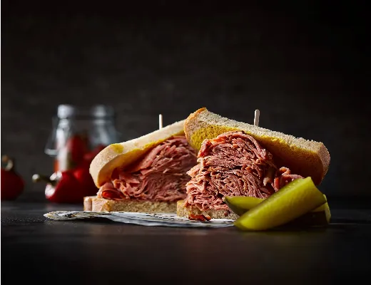 Sandwich à la viande fumée avec tranches de boeuf tendre