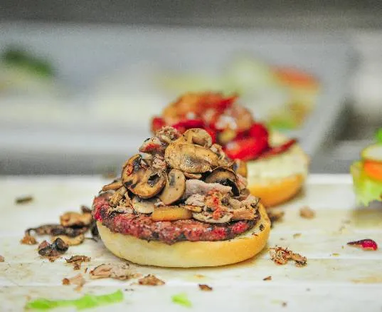 Offrez-vous une expérience culinaire unique avec notre dégustation burger grâce à nos coupons restaurant.
