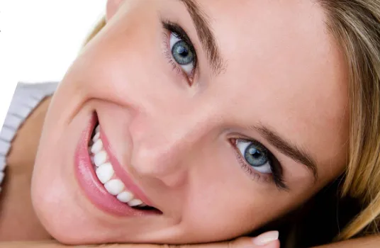 femme ayant un beau sourire